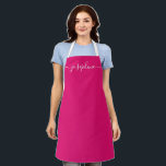 Tablier Fuchsia Pink Chic Elegant Nom du script<br><div class="desc">Elle va adorer un tablier personnalisé en cuisinant ces bonbons,  en cuisinant de délicieux plats ou en travaillant avec ses plantes. Un cadeau parfait pour encourager ses talents. Écriture blanche pour le nom avec des embellissements à queue longue sur le rose Fuchsia.</div>