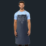 Tablier Funny Charcoal Grey Famille de cuisson Monogramme<br><div class="desc">Logo frais et moderne avec votre nom de famille. Cette saison de vacances porter votre tablier favori et s'amuser à faire votre cuisine de vacances. Le design de style logo comporte un mixeur et une typographie. Texte : Équipe de cuisson - Division de la cuisson et de la dégustation. Amusant...</div>