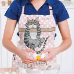 Tablier Fur Mama Funny Whimsical Cats Nom personnalisé<br><div class="desc">Fur Mama Funny Whimsical Cats Nom personnalisé Kitchen Aprons présente des chats fantaisistes avec le texte "Fur Mama" et votre nom personnalisé dans la typographie de script moderne sur un arrière - plan de pois rose. Parfait comme cadeau pour les amoureux de les chats pour Anniversaire, Fête des Mères, Noël...</div>