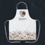 Tablier Grandma Purple Aquarelle Fleurs sauvages et cadeau<br><div class="desc">Des tabliers fleuris personnalisés pour grand-mère font un cadeau chaleureux et pratique qui allie beauté et utilité quotidienne. Ce tablier personnalisé est doté d'un cadre photo en forme de coeur au-dessus du mot "Grand-mère" et d'un "Est" personnalisable. [Année]" pour célébrer la naissance de son premier petit-enfant ou commémorer son rôle...</div>