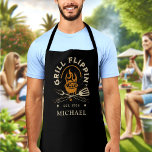 Tablier Grill Flippin Papa Nom personnalisé Année Personna<br><div class="desc">Customisez le texte et créez facilement votre tablier personnalisé. Vous pouvez TRANSFÉRER ce DESIGN sur d'autres produits Zazzle et l'ajuster à la plupart des articles Zazzle. Les conceptions Studio standard sont faites dans des graphiques haute résolution pour l'impression professionnelle. Merci pour le choix de nos designs et l'arrêt par Standard...</div>