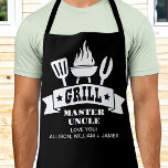 Tablier Grill Master Oncle Noir<br><div class="desc">Tablier noir personnalisé unique pour un oncle préféré à Noël, Fête des pères ou anniversaire avec des illustrations d'un barbecue grill et "Grill Master Uncle" dans une amusante typographie blanche. Ajoutez les noms de ses nièces et neveux. Si nécessaire, modifiez l'outil de conception pour augmenter ou diminuer la taille de...</div>