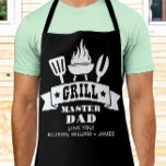 Tablier Grill Master Papa Black Apron<br><div class="desc">Tablier noir sur mesure pour le meilleur papa de tous les jours à Noël,  Fête des pères ou son anniversaire avec des illustrations d'un barbecue grill et "Grill Master Papa" dans une amusante typographie blanche.</div>