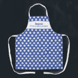 Tablier Humour de Pickleball amusant Texte personnalisé Bl<br><div class="desc">L'espace est parfait pour ceux qui aiment se promener dans les deux cuisines - à la maison et sur les terrains de pickleball. Design dispose d'un motif de boules de pickleballs blanches dressées contre un arrière - plan bleu - changer facilement la couleur arrière - plan. Ajoutez un nom, un...</div>