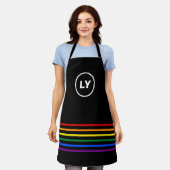 Tablier Initiales personnalisées LGBTQ Rainbow | Noir (Porté)