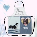 Tablier J'aime ma frontière Collie Dessin Chien Nom de la<br><div class="desc">J'aime ma frontière Collie Dessin Chien Photo Nom Apron. Ce tablier est parfait pour tous les propriétaires de Collie Frontière ! Il comprend une belle photo en forme de coeur, un nom personnalisé de votre chien, et un dessin délicieux d'un Collie de Frontière jouant dans la neige. Le texte "I...</div>