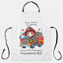 Jeune pompier joyeux sur camion rouge