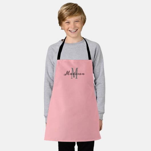 Tablier Joli Blush Pink Script Monogramme Personnalisé Enf (Porté)