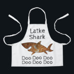 Tablier Joyeux requin Chanukah Latke<br><div class="desc">Joyeux Chanukah Latke Shark apon. Personnalisez en supprimant du texte et en ajoutant le vôtre. Utilisez votre style de police, votre couleur et votre taille préférés. Assurez-vous de choisir la taille et la couleur de la sangle. Tous les éléments de conception peuvent être transférés à d'autres produits Zazzle et édités....</div>