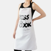 Tablier Kiss the COOK Name Black Modern Adult Apron (Insitu)