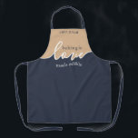 Tablier La cuisson est amour fait Fête des pères comestibl<br><div class="desc">Cadeau de fête des pères du papa qui aime faire cuire! La cuisson est Love Made Facile. NAVY & TAN. Nettoyer Design de Script moderne.Votre Baking Maison digne d'un cadre. Signez son chef-d'oeuvre avec une floraison avec cette classe feutrée TOUTE-PRINT APRON. Ce design s'harmonise avec nos couvertures pour toux d'art,...</div>