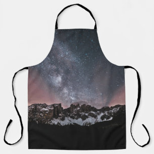 TABLIER LA NEIGE COUVERTE LA MONTAGNE SOUS LA NUIT STARRY