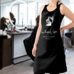 Tablier Logo salon de cheveux élégant noir et blanc employ<br><div class="desc">Modèle d'tablier professionnel simple et design pour coiffeur,  coiffeur,  salon de spa,  studio de beauté,  maquilleur,  esthéticienne,  cosmétologue avec une silhouette de tête de femme blanche (vous pouvez la remplacer par votre logo !),  votre salon,  nom et titre d'employé sur un arrière - plan noir solide.</div>