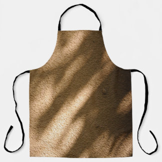 Tablier L'ombre sur la moquette marron