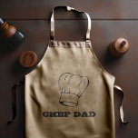 Tablier Long "Chef Papa" Typographie Casquette du chef Grilling<br><div class="desc">Ce tablier personnalisé est pour le père qui est un pro au barbecue grill. On y trouve l'illustration d'un casquette classique sur les mots "CHEF DAD" en majuscules décoratives.</div>