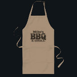 Tablier Long Longue tablette BBQ personnalisée pour les hommes<br><div class="desc">Longue tablette de barbecue vintage pour hommes. Des tabliers barbecues personnalisés avec typographie vintage. Masculine le texte avec des lettres d'apparence défraîchies. Ajoutez votre propre nom BBQ et grill. Nom personnalisable, nom de famille ou nom de famille. Le barbecue d'été en plein air Cool favorise l'idée de cadeau pour le...</div>