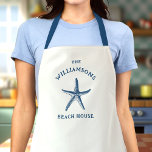 Tablier Maison de plage de Starfish Côte Bleue Personnalis<br><div class="desc">Cuire dans le style côtier avec ce tablier bleu bleu à étoiles! Doté d'une charmante ambiance de maison de plage au design nautique étoilé, il est parfait pour les cuisines balnéaires. Personnalisez-le avec du texte personnalisé pour une touche unique ! Idéal pour les amateurs de plage, les maisons côtières et...</div>