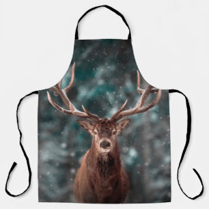 Tablier mâle noble de cerf dans la forêt de neige hivernal