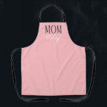 Tablier Maman Blush Pink Noir Chef Script<br><div class="desc">Votre mère peut la montrer tout en style cuisine avec cette maman Blush Pink Black White Script Chef Apron. Il est conçu avec un solide arrière - plan rose pâle tout-dessus-imprimé et "Maman" est en gris et le mot "chef" est en écriture calligraphie blanche. Fabrique une idée de cadeau pour...</div>