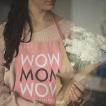 Tablier Maman Wow | Moderne rose Super mignonne Mère<br><div class="desc">Simple, stylistique : "WOW MAMAN WOW" custom design in typographiy is black, gray and pink in a trendy mimimimalist style which can easily be personalized with your's name or message. Le poison parfait pour Mother's Day, Your Mama's Birthday ou juste cause ! Let your Mama know she is truly a...</div>