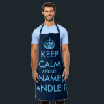 Tablier Marine bleu restez calme et laissez-vous manipuler<br><div class="desc">Le bleu de la marine reste calme et laissez-le manipuler fou BBQ Apron. Modèle de typographie moderne avec couronne. Tabliers de cuisine de cuisine personnalisés dans n'importe quelle combinaison de couleurs extraordinaires que vous aimez. Modèle élégant avec design de typographie à grandes lettres. Ajoutez votre propre nom ou une citation...</div>