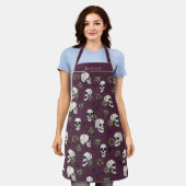 Tablier Maroon Gothic Skuls et Roses Nom personnalisé (Porté)