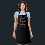 Tablier Meilleur Bonus Maman noir script moderne étape enf<br><div class="desc">Meilleur Bonus Maman personnalisée texte personnalisé mignon chic cuisine moderne Apron. Grand cadeau pour la Fête des Mères avec des noms d'enfants personnalisés. vous pouvez customiser le texte du bas avec les noms des membres de votre famille, enfants, enfants, etc Texte blanc entièrement personnalisable sur arrière - plan noir. Toutes...</div>