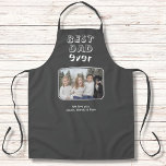 Tablier Meilleur papa Jamais Grey garde photo personnalisé<br><div class="desc">Meilleur Papa Jamais Gris Personnalisé Photo Keepsaké Apron. Faites un tablier personnalisé pour le meilleur papa de tous les temps. Typographie moderne blanche sur un arrière - plan gris foncé. Ajoutez votre photo préférée et customisez le texte avec vos noms. Vous pouvez modifier n'importe quel texte sur l'aire de trafic....</div>