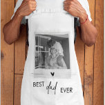 Tablier Meilleur papa jamais minimaliste photo<br><div class="desc">Fêtez le meilleur papa de tous les temps avec notre tablier photo minimaliste ! Ce tablier élégant et élégant comprend le message chaleureux "Best Dad Ever" et un espace pour votre photo préférée, créant un cadeau personnalisé à la fois fonctionnel et sentimental. Parfait pour le père qui aime cuisiner, griller...</div>
