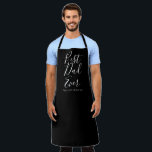Tablier Meilleur papa Jamais noir script personnalisé noms<br><div class="desc">Meilleur papa Jamais personnalisé texte personnalisé mignon chic cuisine moderne Apron. Grand cadeau pour la Fête des pères avec des noms d'enfants personnalisés. vous pouvez customiser le texte du bas avec les noms de vos membres de famille, enfants, enfants, stepkids, etc Texte blanc entièrement personnalisable sur arrière - plan noir....</div>