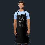 Tablier Meilleur papa Jamais noir script personnalisé noms<br><div class="desc">Meilleur papa Jamais personnalisé texte personnalisé mignon chic cuisine moderne Apron. Grand cadeau pour la Fête des pères avec des noms d'enfants personnalisés. vous pouvez customiser le texte du bas avec les noms de vos membres de famille, enfants, enfants, stepkids, etc Texte blanc entièrement personnalisable sur arrière - plan noir....</div>