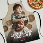 Tablier Meilleure Fête des pères photo Flippin' Dad Ever l<br><div class="desc">Laissez le chef cuisinier dans votre père avec notre tablier moderne papa chef BBQ. Customisez-le avec votre photo spéciale, le nom de votre enfant et le message "best flippin'papa ever" qui fait chaud au coeur. Le cadeau parfait d’anniversaire ou de fête du Père qui lui fera sûrement sourire. Parce que...</div>