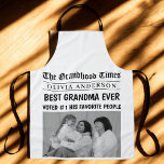 Tablier Meilleure grand-mère jamais personnalisée titre de<br><div class="desc">Surprise grand-mère avec un tablier personnalisé qui fait d'elle la star de son propre journal ! Cette conception réfléchie et amusante comporte un titre audacieux : "The Grandhood Times - Best Grandma Ever - Voted #1 by His Favorite People" avec son nom et une photo de famille préférée. Parfait pour...</div>