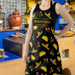Tablier mexicain Taco Restaurant Abuela's Kitchen Custom<br><div class="desc">Tablier amusant avec un motif mexicain Maracas, Tacos et sombreros dressé contre un arrière - plan noir et deux lignes de texte personnalisé. Ajoutez le nom d'une personne, le nom de votre Abuela, le nom du restaurant, le nom du café ou du magasin ou supprimez le texte et le rectangle...</div>