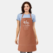 Tablier mignon de Mme tout juste mariée avec date (Porté)