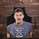 Tablier Moderne Grillmaster Nom Instagram Photo Hommes<br><div class="desc">Élevez son jeu de grillades avec le Grillmaster moderne personnalisé homme's Apron! Doté d'un design élégant et contemporain, ce tablier est customisé de son nom et de sa photo pour une touche personnelle. Fabriqué avec un tissu durable et de haute qualité, il est à la fois élégant et pratique, offrant...</div>