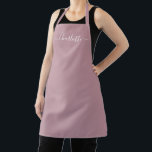 Tablier Monogramme de nom de script moderne personnalisé m<br><div class="desc">Monogramme de texte de nom de script moderne personnalisé mauve uni couleur unie féminin élégant raffiné texte de cuisine mauve et blanc. Personnalisez-le avec un nom, une citation, une phrase ou un texte. Idéal pour les cuisiniers, les chefs, la poterie, la céramique, les travaux manuels, le travail, la cuisine, la...</div>