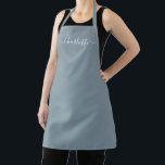 Tablier Monogramme de nom de script personnalisé bleu pous<br><div class="desc">Texte de nom de script moderne personnalisé bleu poussiéreux monogramme couleur unie simple girly élégant chic bleu poussiéreux et blanc tablier de cuisine. Personnalisez-le avec un nom, une citation, une phrase ou un texte. Idéal pour les cuisiniers, les chefs, la poterie, la céramique, l'artisanat, le travail, la cuisine, la pâtisserie,...</div>