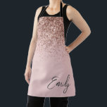 Tablier Monogramme de Parties scintillant rose pâle Rose<br><div class="desc">Girly Rose Gold - Blush Pink Sparkle Parties scintillant brossé en métal Monogramme Nom Apron. Cela rend le cadeau parfait pour 16 ans,  mariage,  douche nuptiale,  anniversaire,  baby shower ou bachelorette pour quelqu'un qui aime le luxe glam et les styles chic.</div>