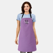 Tablier Monogramme de script mauve moderne Nom Femme Cuisi (Porté)