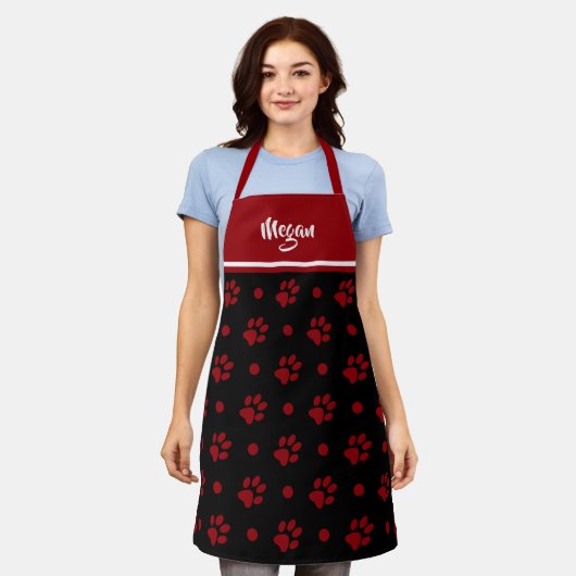 Tablier Monogramme empreintes de pattes noires et rouges e (Porté)