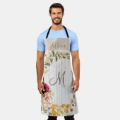 Tablier Monogramme en bois vieilli avec couronne en fleur  (Porté)
