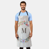 Tablier Monogramme en bois vieilli Fleurs blanches (Porté)