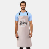 Tablier Monogramme et nom personnalisé moderne Pastel Pink (Porté)