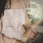 Tablier Monogramme minimal initial et nom Pastel rose<br><div class="desc">Cuire avec style avec notre Monogramme minimaliste Personnalisé Pastel Pink Initial & Nom Apron. Cet élégant tablier présente un arrière - plan rose pastel doux avec un monogramme et un nom personnalisés, ajoutant une touche de sophistication à votre tenue de cuisine. Fabriqué en tissu durable et de haute qualité, il...</div>