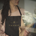 Tablier Monogramme Noir | Élégant minimaliste moderne<br><div class="desc">Un design simple et élégant monogramme personnalisé dans une typographie minimaliste dorée moderne sur un arrière - plan noir off. Les initiales et le nom du monogramme peuvent facilement être personnalisés avec la ligne de fonction pour rendre un design aussi unique que vous êtes! Le cadeau ou accessoire sur mesure...</div>