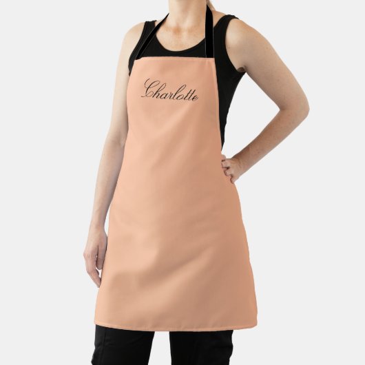 Tablier Monogramme Peach Script moderne Minimaliste Person (Insitu)