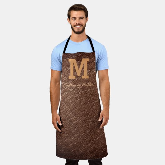 Tablier Monogramme Russe Cuir Brown Nom Script Moderne (Porté)