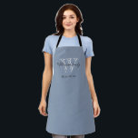 Tablier Monogramme rustique Nom de famille Classic Bleu<br><div class="desc">Monogramme Rustique Personnalisé Nom De Famille Classic Style Bleu Apron. Initiale monogramme personnalisé, avec le nom de famille ou tout nom et date établie en écriture sur un arrière - plan gris bleu. Apron fait un cadeau unique pour un mariage, un jeune marié ou un cadeau de douche nuptiale. Jolie...</div>