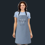 Tablier Monogramme rustique Nom de famille Classic Bleu<br><div class="desc">Monogramme Rustique Personnalisé Nom De Famille Classic Style Bleu Apron. Initiale monogramme personnalisé, avec le nom de famille ou tout nom et date établie en écriture sur un arrière - plan gris bleu. Apron fait un cadeau unique pour un mariage, un jeune marié ou un cadeau de douche nuptiale. Jolie...</div>